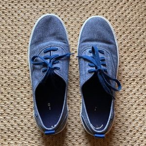 Jean colored Sperry tennis shoes